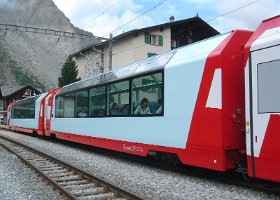 Zug von aussen  So sieht die Gotthard-Matterhornbahn von aussen aus. Man beachte die verschlossenen Türen. Der Hauptdarsteller der herausgeschlossen wurde, habe ich aus pietätsgründen heraus retuschiert.